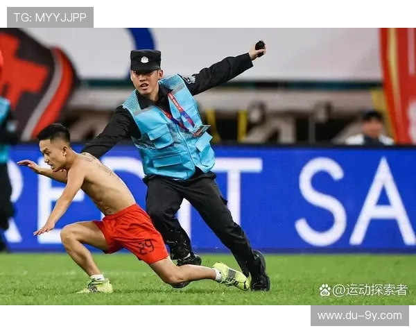 业余赛场足球爆球瞬间精彩回放：热血沸腾的进攻与防守较量